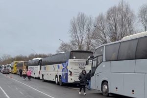 Беларусская транспортная инспекция стала отслеживать пересадку пассажиров на беларусско-польской границе во впередистоящие автобусы.