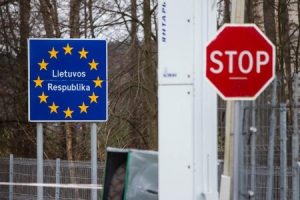 Кабинет министров Литвы одобрил проект постановления правительства, который вводит запрет на пересечение границы с Беларусью через два оставшихся пункта пропуска на мотоциклах, мопедах, а также других, кроме автомобилей, транспортных средствах.