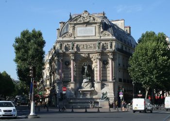 Photo_Fontaine_Saint-Michel_Paris_France_2007-08-01