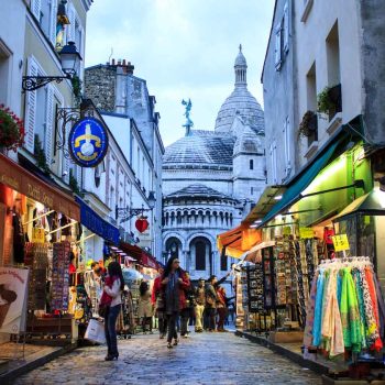 street-with-souvenir-shops-in-montmartre-paris